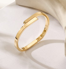 Load image into Gallery viewer, Crossover Bangle